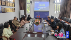 家长委员会正在学校相关担任人的陪